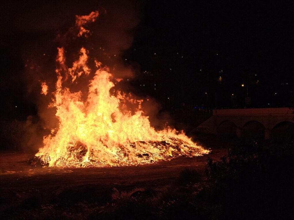 La hoguera de San Juan en Telde, ubicada en los Siete Puentes, ocupó 360 metros cuadradosdonde se quemaron unos 1.800 metros cúbicos de madera