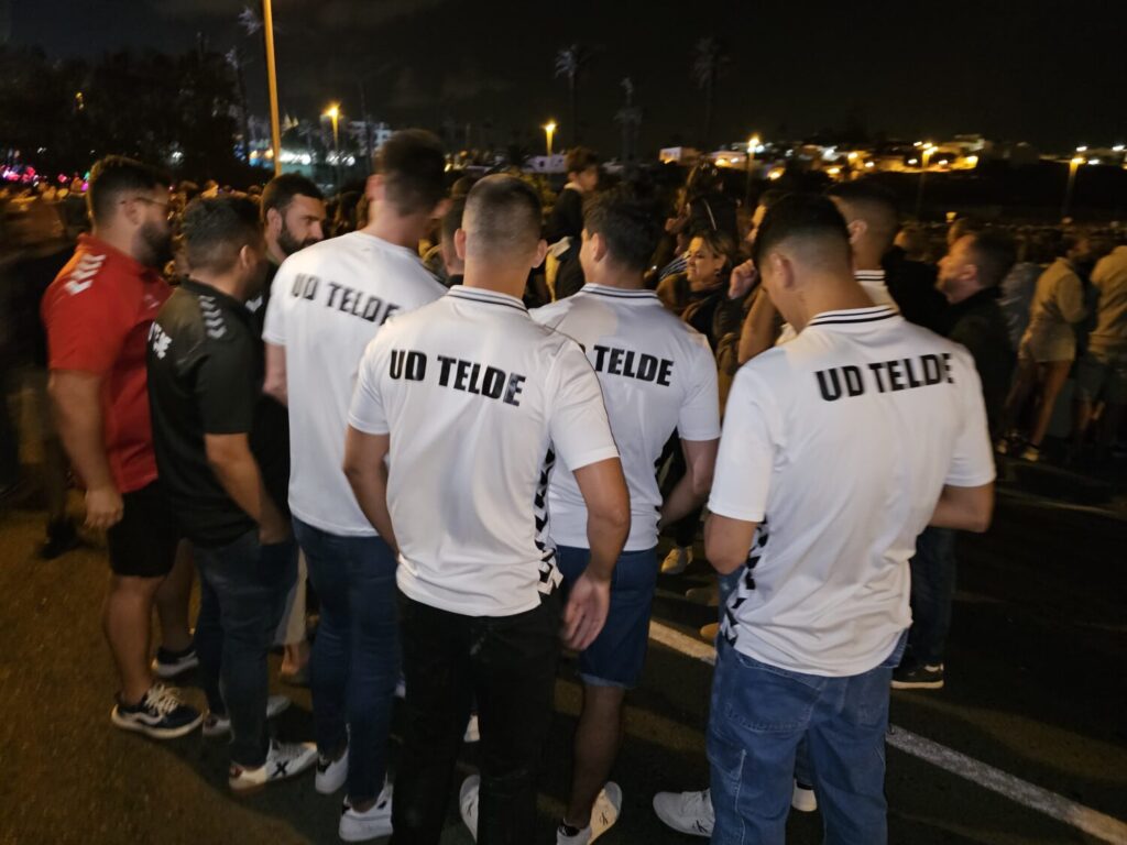 La UD Telde enciende la tradicional hoguera de San Juan de cuatro metros de altura ante la mirada de miles de personas