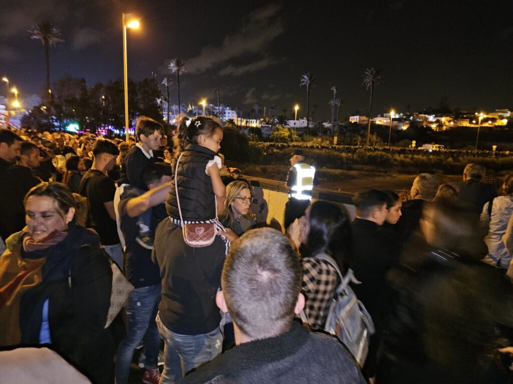 Miles de personas participaron en las hogueras de San Juan en Telde