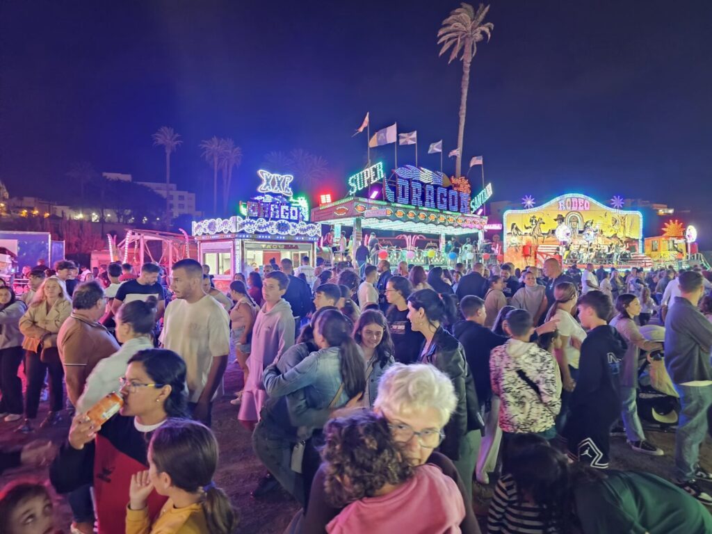 Miles de personas participaron en las hogueras de San Juan en Telde