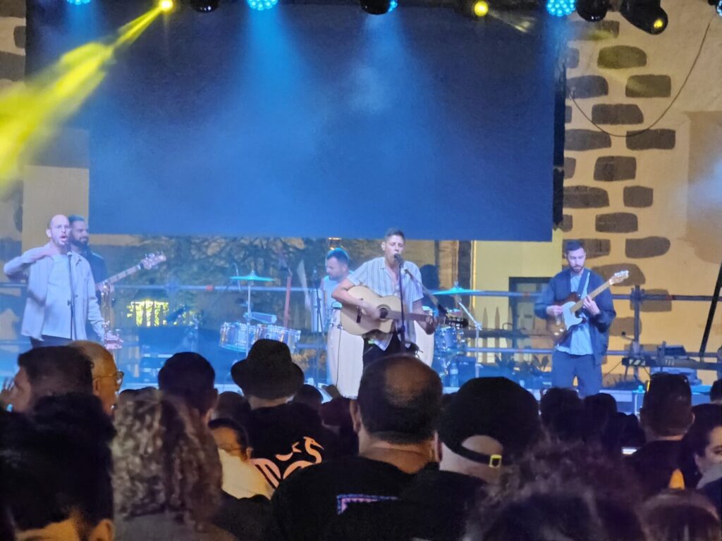 Miles de personas participaron en las hogueras de San Juan en Telde