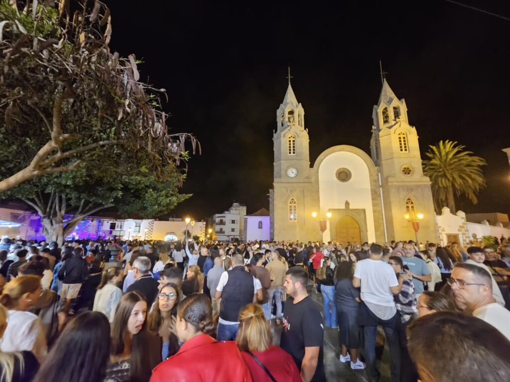 Miles de personas participaron en las hogueras de San Juan en Telde