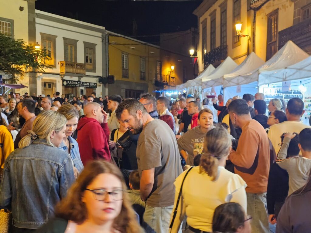 Miles de personas participaron en las hogueras de San Juan en Telde