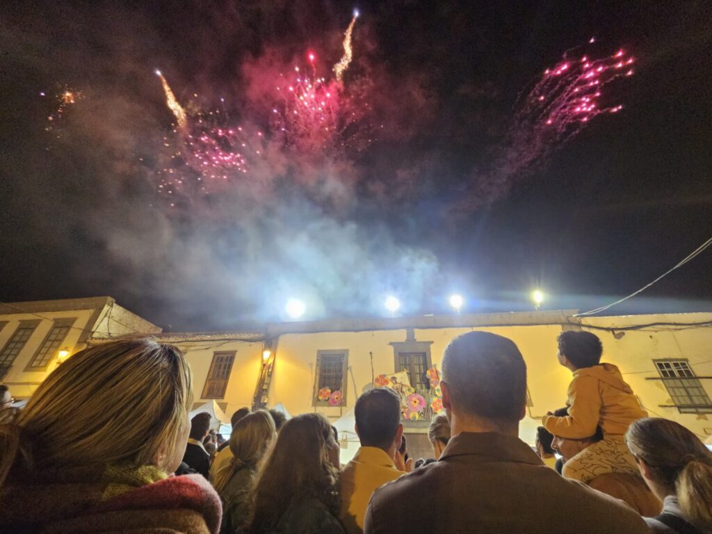 Los fuegos artificiales pusieron el broche final en la Noche de San Juan de Telde