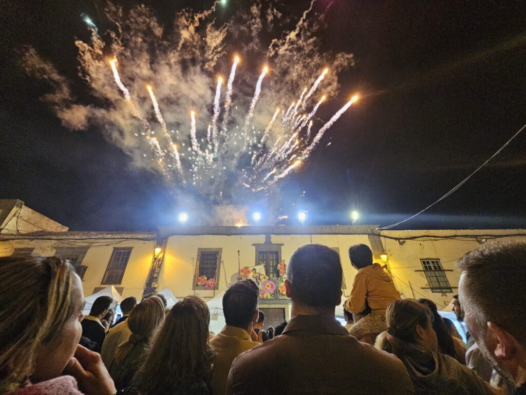 Los fuegos artificiales pusieron el broche final en la Noche de San Juan de Telde