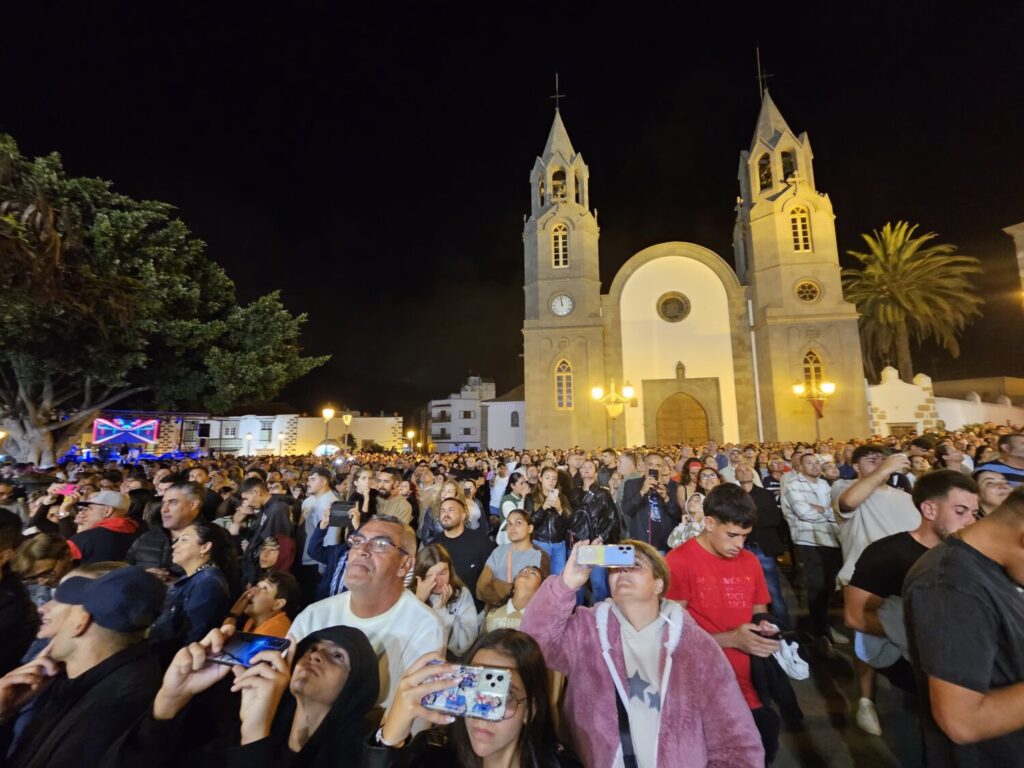Los fuegos artificiales pusieron el broche final en la Noche de San Juan de Telde
