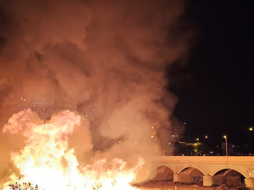 Gran hoguera de San Juan en Telde