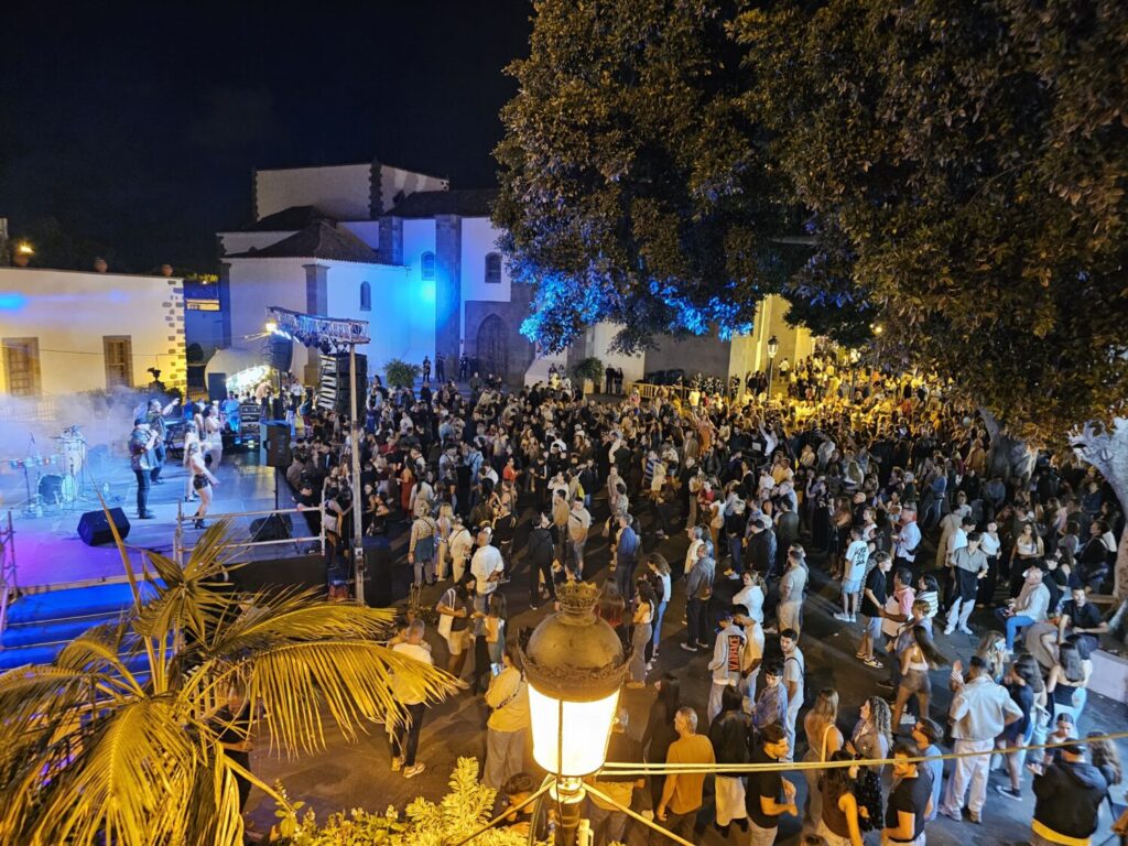 Los fuegos artificiales pusieron el broche final en la Noche de San Juan de Telde