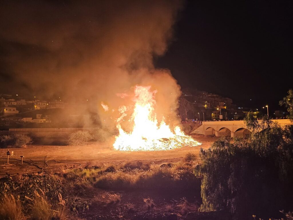 Gran hoguera de San Juan en Telde