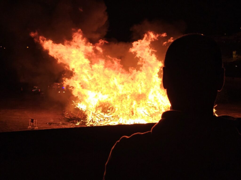 Gran hoguera de San Juan en Telde