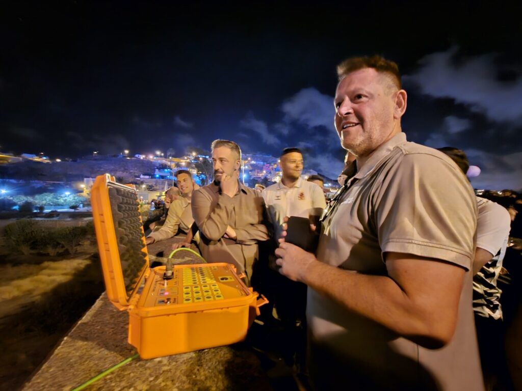 La UD Telde enciende la tradicional hoguera de San Juan de cuatro metros de altura ante la mirada de miles de personas