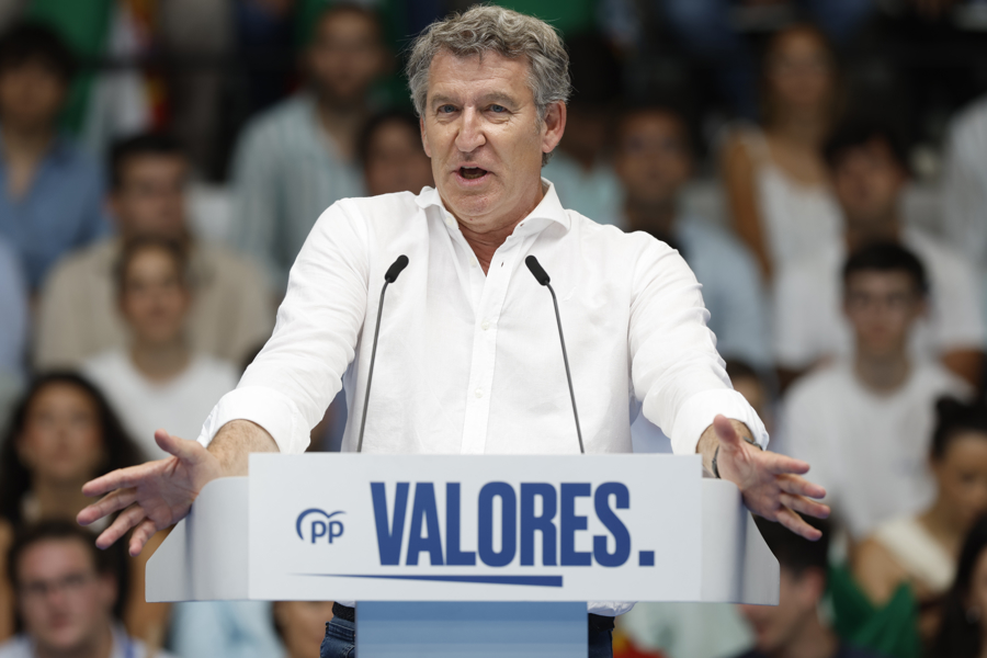 El líder del PP, Alberto Nuñez-Feijóo, interviene en un acto público con el lema "Málaga por la democracia" este domingo. EFE/ Jorge Zapata