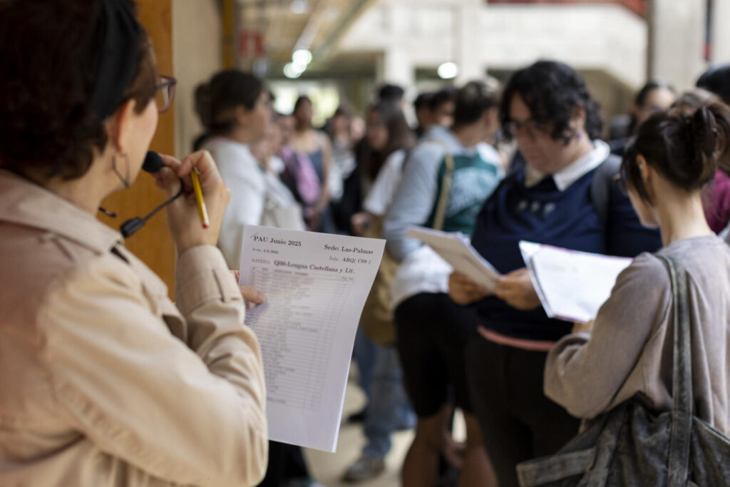 Estudiantes antes de entrar a la PAU 2025 en Canarias