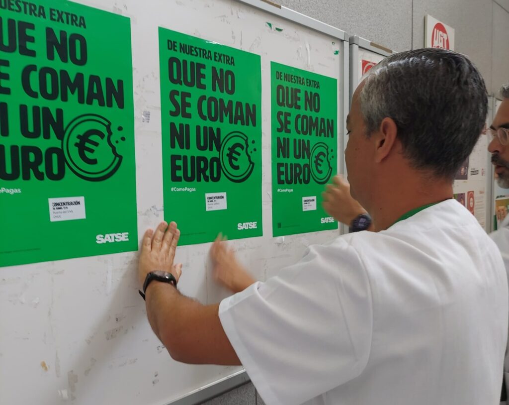 Pega de carteles por las movilizaciones. Imagen SATSE