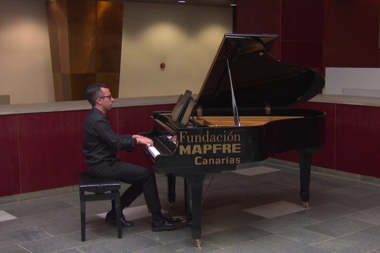 Un piano para humanizar el día a día de pacientes en el Hospital de la Candelaria