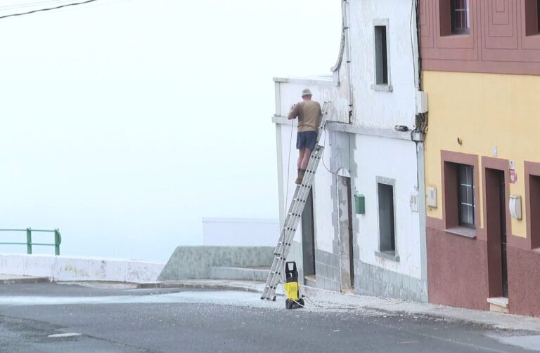 El Hierro pinta sus casas mientras espera la Bajada de la Virgen de los Reyes