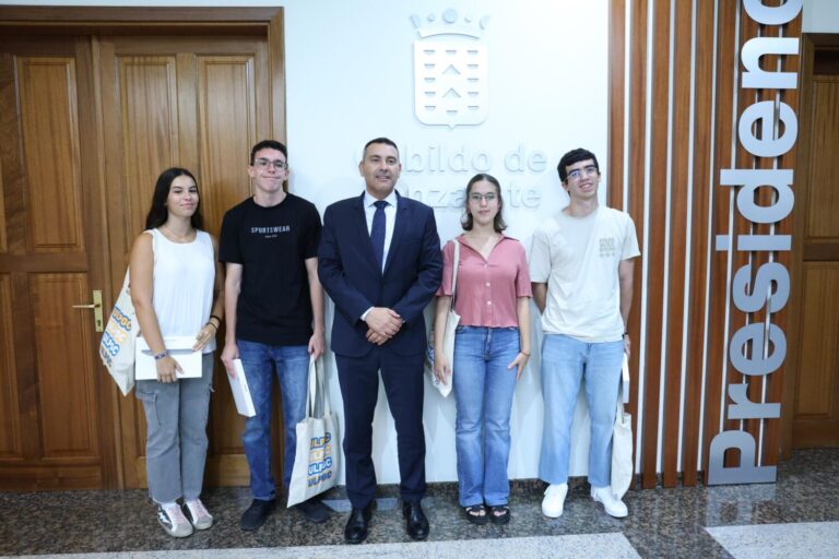 El Cabildo de Lanzarote reconoce a los cuatro alumnos con las mejores notas de la PAU en la provincia de Las Palmas 