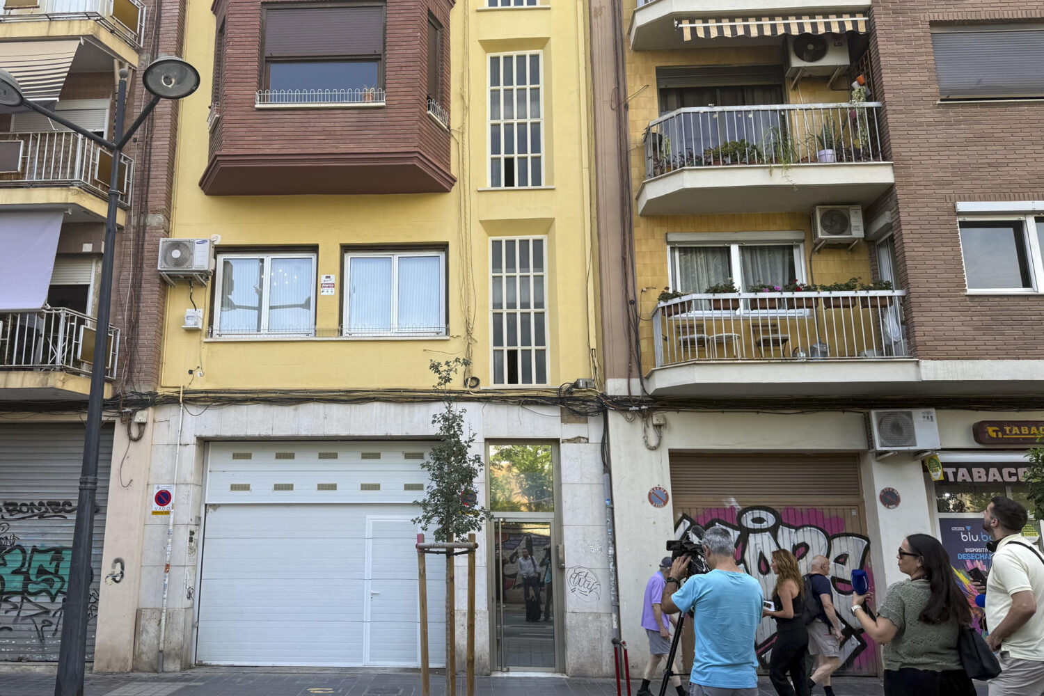 Varios periodistas aguardan ante la casa del exministro y diputado por Valencia José Luis Ábalos este martes cuando la Unidad Central Operativa (UCO) de la Guardia Civil está registrando desde primera hora. EFE