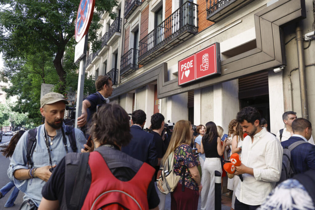 Periodistas a las puertas de la sede del PSOE en Madrid, este lunes, donde la Ejecutiva Federal del partido socialista se reunió por primera vez desde la dimisión de su secretario de Organización, Santos Cerdán. EFE/Javier Lizón