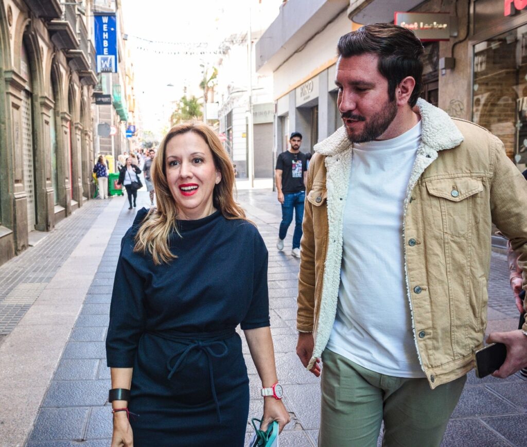 Dávila denuncia el agravio del Gobierno de España a los jóvenes canarios en el ‘Verano Joven’. Rosa Dávila y Serafín Mesa/ Cabildo de Tenerife. 