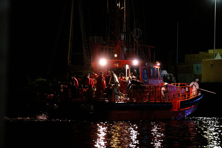 Rescatan en aguas próximas a Fuerteventura a dos pateras con 75 personas migrantes a bordo