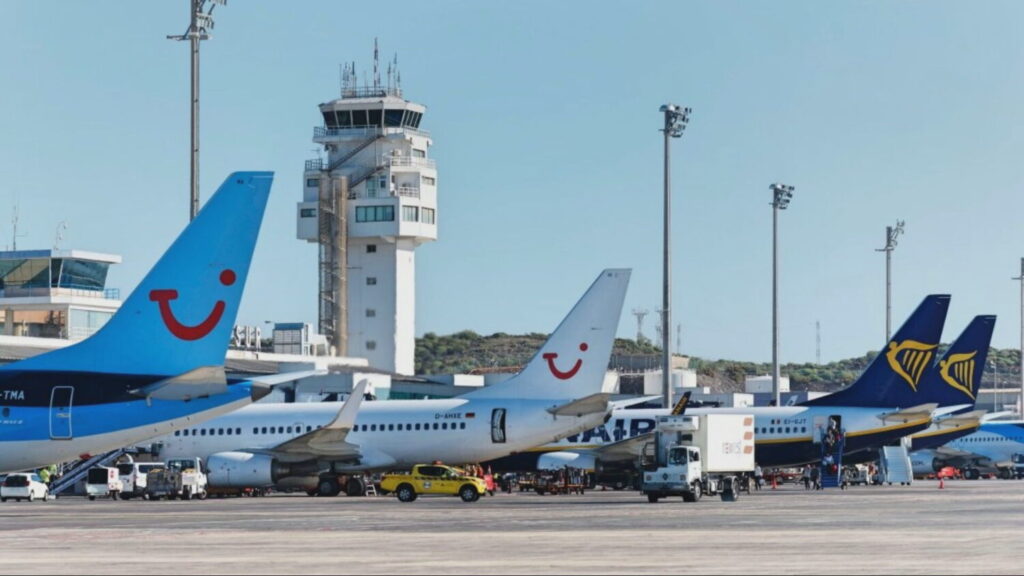 Varios aviones en un aeropuerto de las islas. Imagen RTVC