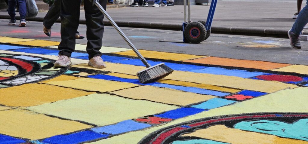 Tapices y alfombras decoran las calles del casco histórico de La Laguna para celebrar el Corpus. Imagen: Rubén Ruiz (RTVC).