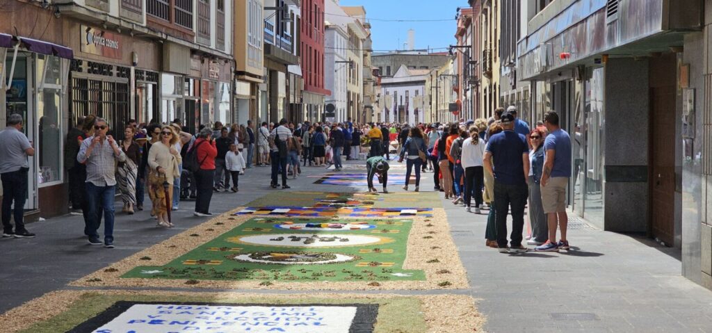 Alfombras y tapices decoran las calles de La Laguna para celebrar el Corpus. Tapices y alfombras decoran las calles del casco histórico de La Laguna para celebrar el Corpus. Imagen: Rubén Ruiz (RTVC).