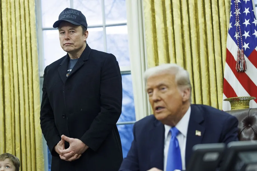 Guerra personal abierta entre Musk y Trump. Fotografía de archivo en la que el magnate Elon Musk (i) escucha al presidente de Estados Unidos, Donald Trump (d). EFE/Aaron Schwartz