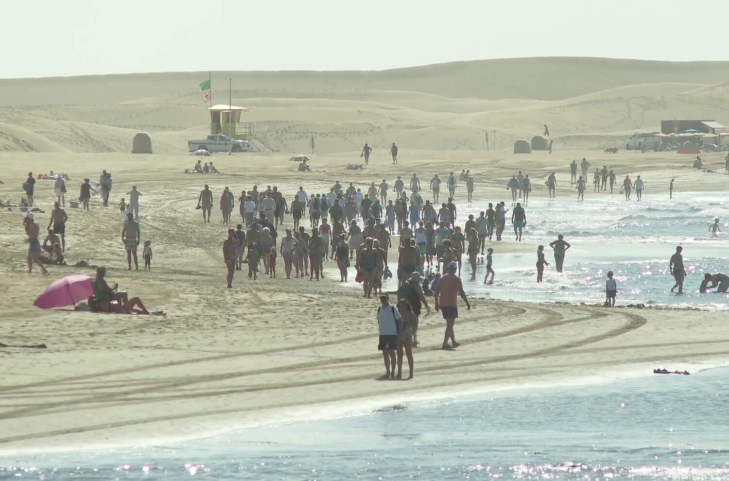 Multas por orinar en público o pasear sin ropa, las ciudades plantan cara a turismo masivo