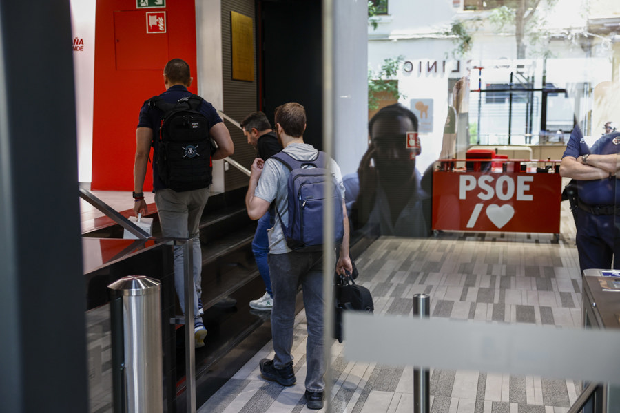  La Unidad Central Operativa (UCO) de la Guardia Civil ha accedido este viernes a la sede del PSOE, en la calle Ferraz, a petición del Tribunal Supremo. EFE/Rodrigo Jiménez