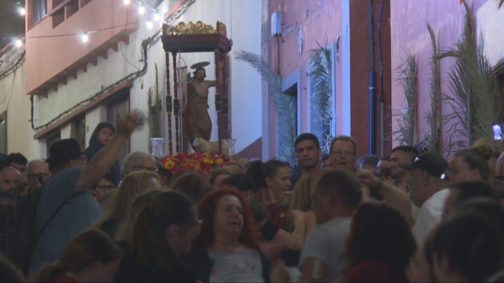 Procesión por las calles centrales del pueblo con la imagen de San Juan Bautista. Imagen RTVC