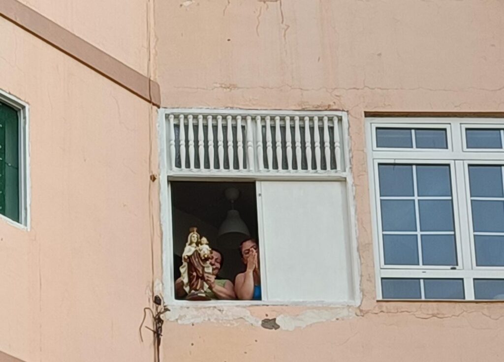 Incluso desde sus casas, muchos vecinos se han emocionado al paso de la procesión de la Virgen del Pino / RTVC / Miguel Quintana