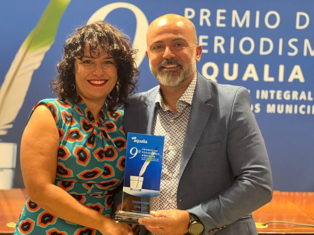 La periodista Vicky Luis junto al director de los Servicios Informativos de RTVC, Paco Luis Quintana, tras recoger el premio.