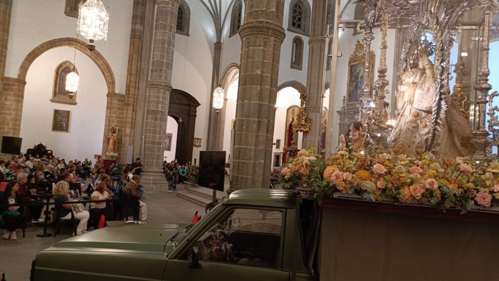 La Virgen del Pino ya en el vehículo que la trasladará a Teror / Miguel Quintana / RTVC