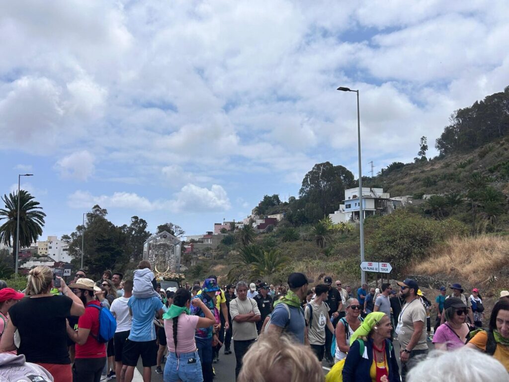 La Virgen del Pino por la carretera de Teror este mediodía / Diócesis de canarias