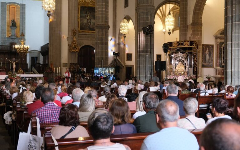 Los fieles acompañan a la Virgen del Pino en la misa de Pentecostés