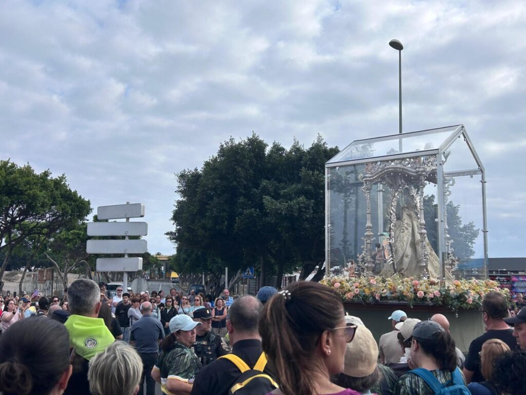 Oración de la Virgen del Pino en las puertas del cementerio / Diócesis de Canarias