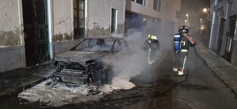 Incendio en el centro de Arrecife (Lanzarote) deja daños en varios vehículos y una vivienda