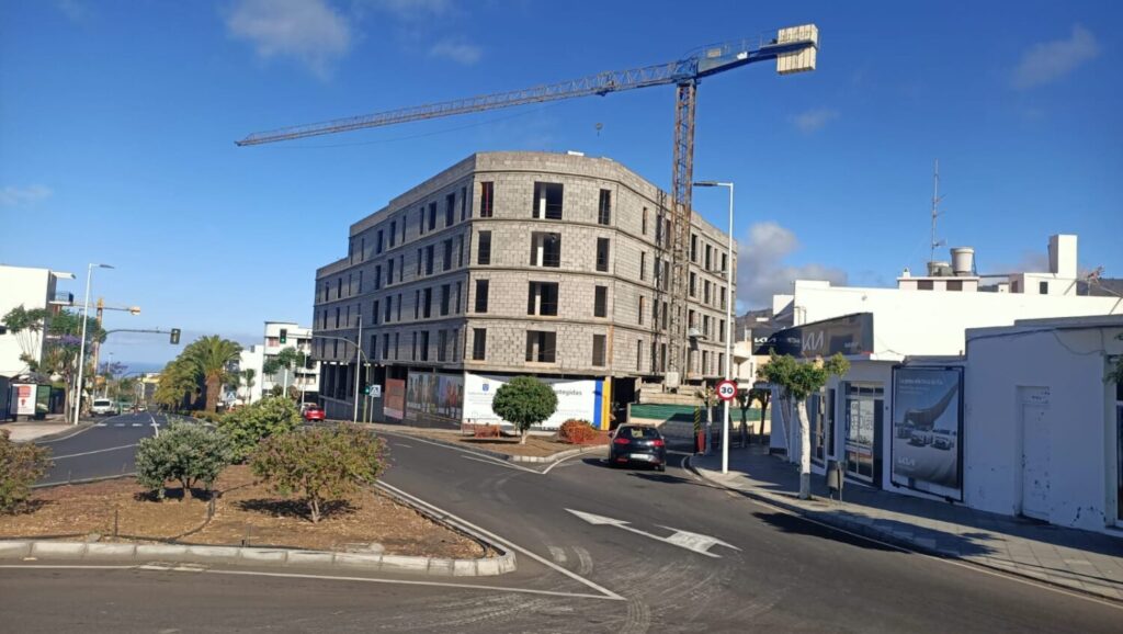Canarias empieza a notificar ayudas por segundas viviendas afectadas por el volcán. Imagen de archivo de la presentación de la construcción de nuevas viviendas en Los Llanos de Aridane para los afectados por el volcán en La Palma. 