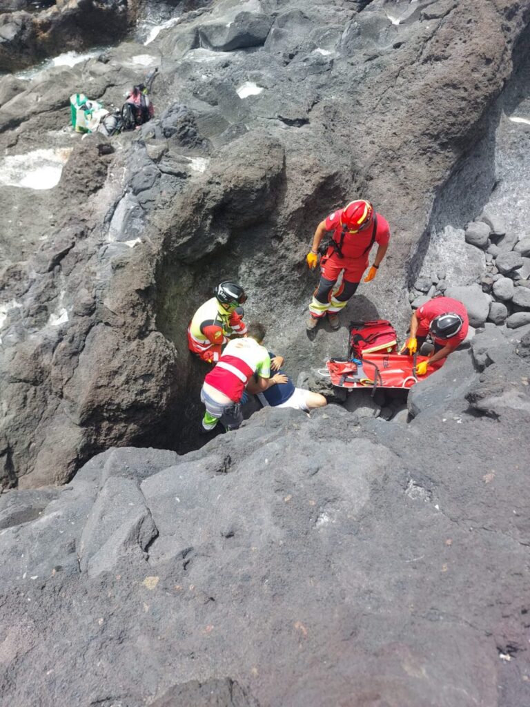 Momento del rescate de este sábado en Yaiza