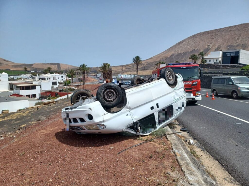 Un accidente de tráfico provoca el vuelco de un vehículo en Lanzarote