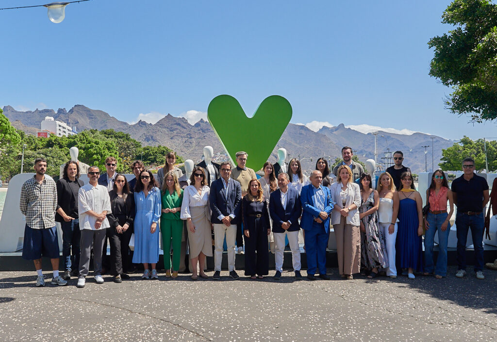Foto de familia de la presentación de las siete finalistas del XIV Concurso Internacional de Jóvenes Diseñadores Tenerife Moda 2025
