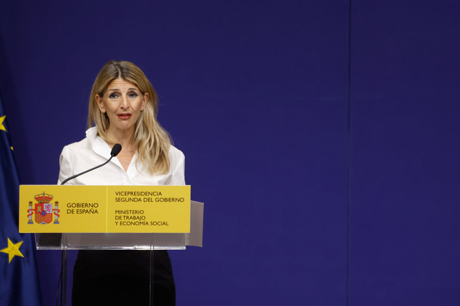La vicepresidenta segunda, Yolanda Díaz, durante la rueda de prensa posterior a su reunión, este lunes en Moncloa, con el presidente del Gobierno, Pedro Sánchez, tras el informe de la UCO que implica al hasta ahora secretario de Organización del PSOE, Santos Cerdán, en el presunto cobro de comisiones. EFE/ Juanjo Martín
