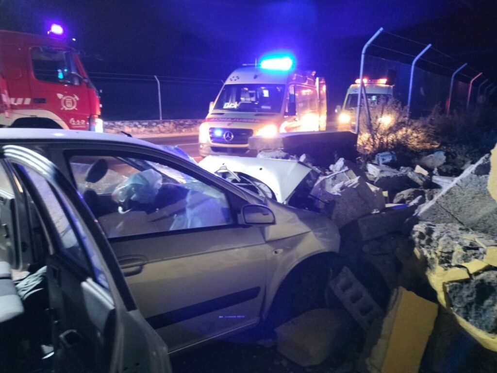 Estado en el que quedó el vehículo tras salir de la vía en la carretera TF-657. Una persona falleció y otras dos resultaron heridas / 112 Canarias