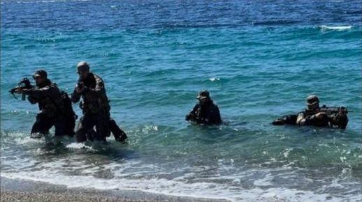 Imágenes de los buques y maniobras para la celebración del Día de las Fuerzas Armadas