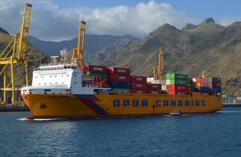 Salvamento Marítimo asiste a un buque a la deriva en Isla de Lobos