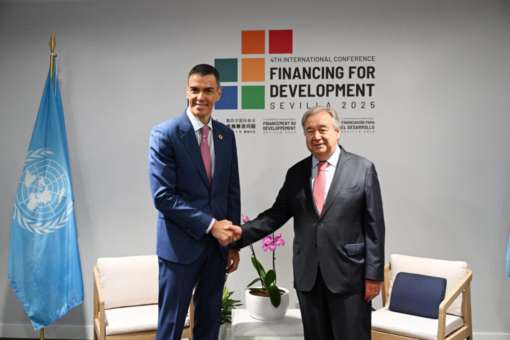 El presidente del Gobierno, Pedro Sánchez, ha mantenido este lunes un encuentro con el secretario general de Naciones Unidas, António Guterres, con motivo de la IV Conferencia Internacional sobre la Financiación para el Desarrollo de Naciones Unidas, en el Palacio de Congresos y Exposiciones de Sevilla (Fibes). EFE/Moncloa/Borja Puig de la Bellacasa