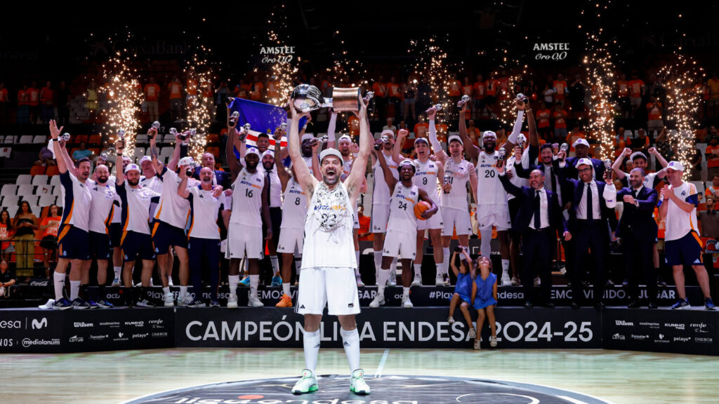 Celebración con la copa del campeón de la Liga Endesa 24-25 / Real Madrid
