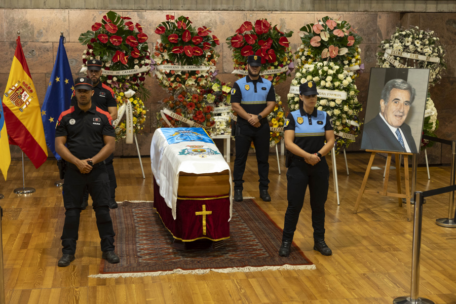 El fallecimiento de Manuel Hermoso, quien fue presidente de Canarias, alcalde de Santa Cruz de Tenerife y líder de la primera Coalición Canaria. EFE